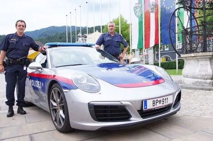 Die Autobahnpolizei Bruck-Mürzzuschlag ist derzeit mit einem Porsche 911 Carrera mit 370 PS unterwegs. Temposünder haben – zumindest bis Montag – keine Chance. Zur Story.  