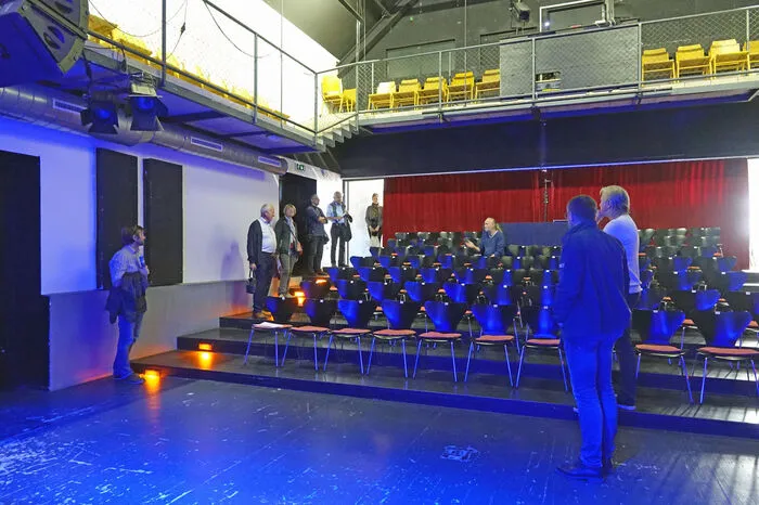 Thomas Hein, künstlerische Leiter, mit den Teilnehmerinnen und Teilnehmern im Konzertsaal