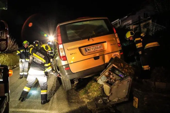 Die Feuerwehren St. Margarethen und Knittelfeld sicherten die Unfallstelle ab und sorgten dafür, dass der Strom im Unfallbereich abgestellt wurde.