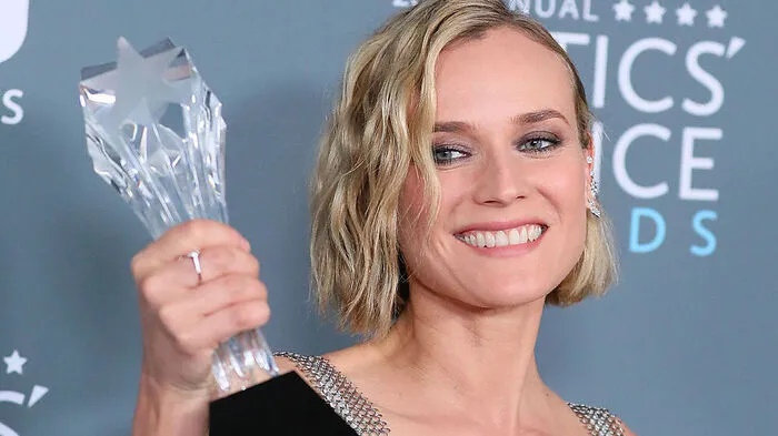 Der Film "Aus dem Nichts" des deutschen Regisseurs Fatih Akin hat in Hollywood einen weiteren Preis gewonnen. Bei der Verleihung der Critics' Choice Awards in der Nacht auf Freitag wurde das NSU-Drama zum besten nicht-englischsprachigen Film gekürt. Hauptdarstellerin Diane Kruger nahm die Trophäe im kalifornischen Santa Monica entgegen.