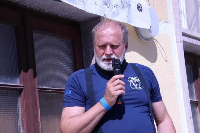 Der Motorradclub (im Bild: Obmann Walter Maurer) nutzte die Gelegenheit außerdem, um eine Spendenaktion für die beiden kleinen Töchter ihres zu Ostern tödlich verunglückten Mitgliedes Lukas Rumpf durchzuführen.