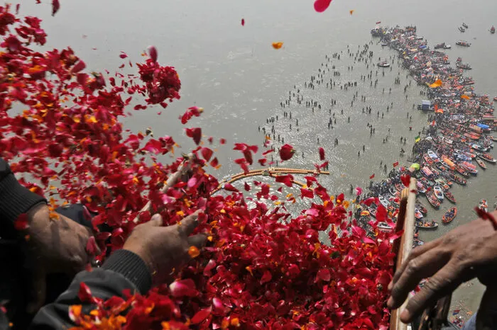 Zu diesen Waschungen finden an den jeweiligen Hauptbadetagen sogenannte „Königliche Prozessionen“ (Shahi Snan) der Sadhus statt.