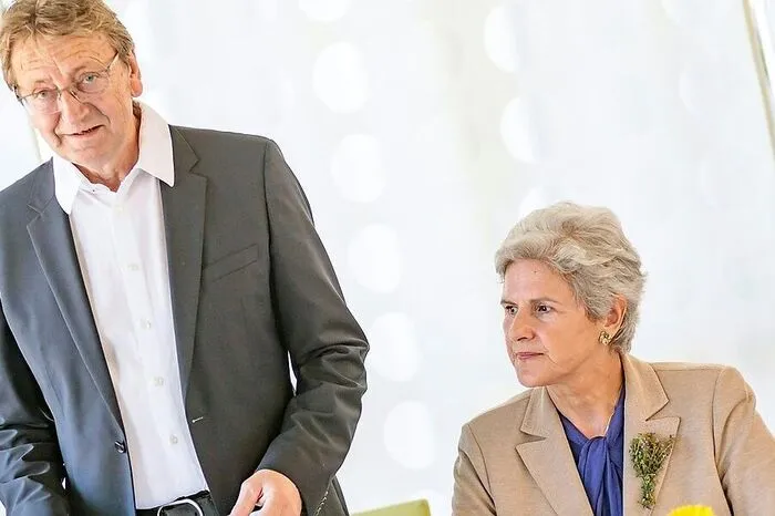 Ex-FPÖ-Chef Karl Schnell geht mit einer neuen Partei, der Freien Partei Salzburg (FPS) in seinen sechsten Wahlkampf. Er wird vom rechten Flügel unterstützt, etwa von Barbara Rosenkranz, die auf Bundesebene für die FPS antrat.
