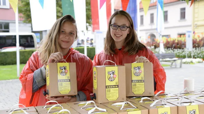 Am Samstagvormittag lud die Kleine Zeitung zum 30-Jahr-Jubiläumsfest auf den Brucker Hauptplatz. Dort wurde allerhand geboten, angefangen bei der Musik von Grossegger 3 und den Mugls über die Kulinarik bis hin zum Kinderprogramm.