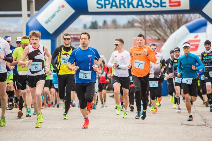 Die Sportler starteten bei der Sparkasse an der Südtangente und liefen entlang der Lavant die Halbmarathon und 10.000 Meter Distanz.