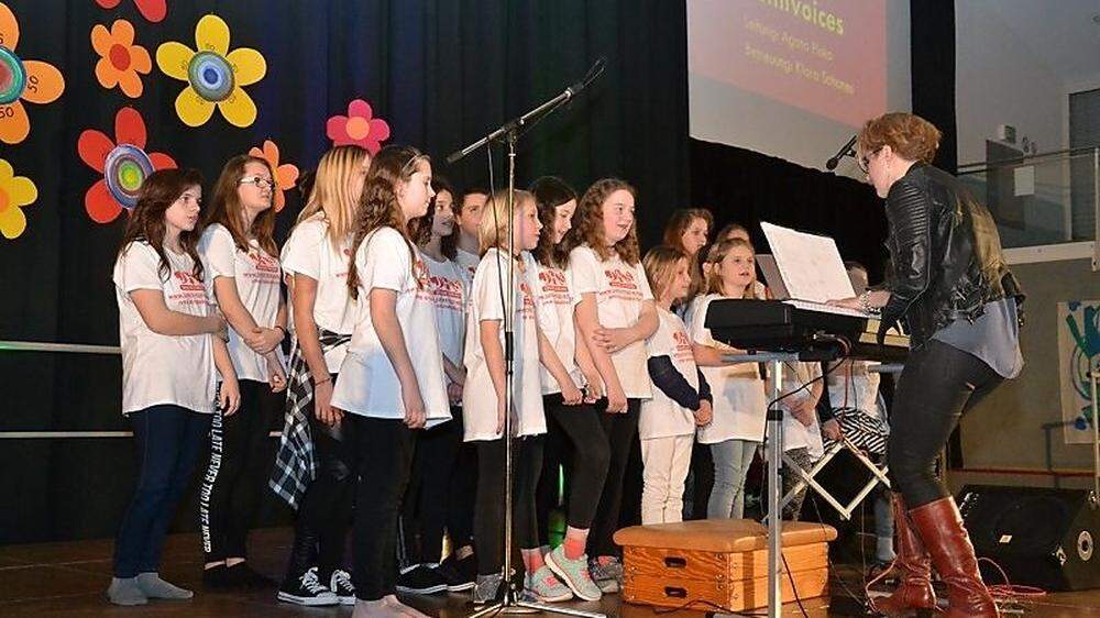 Die Sinivoices sangen vor 600 Gästen beim Schuljubiläum