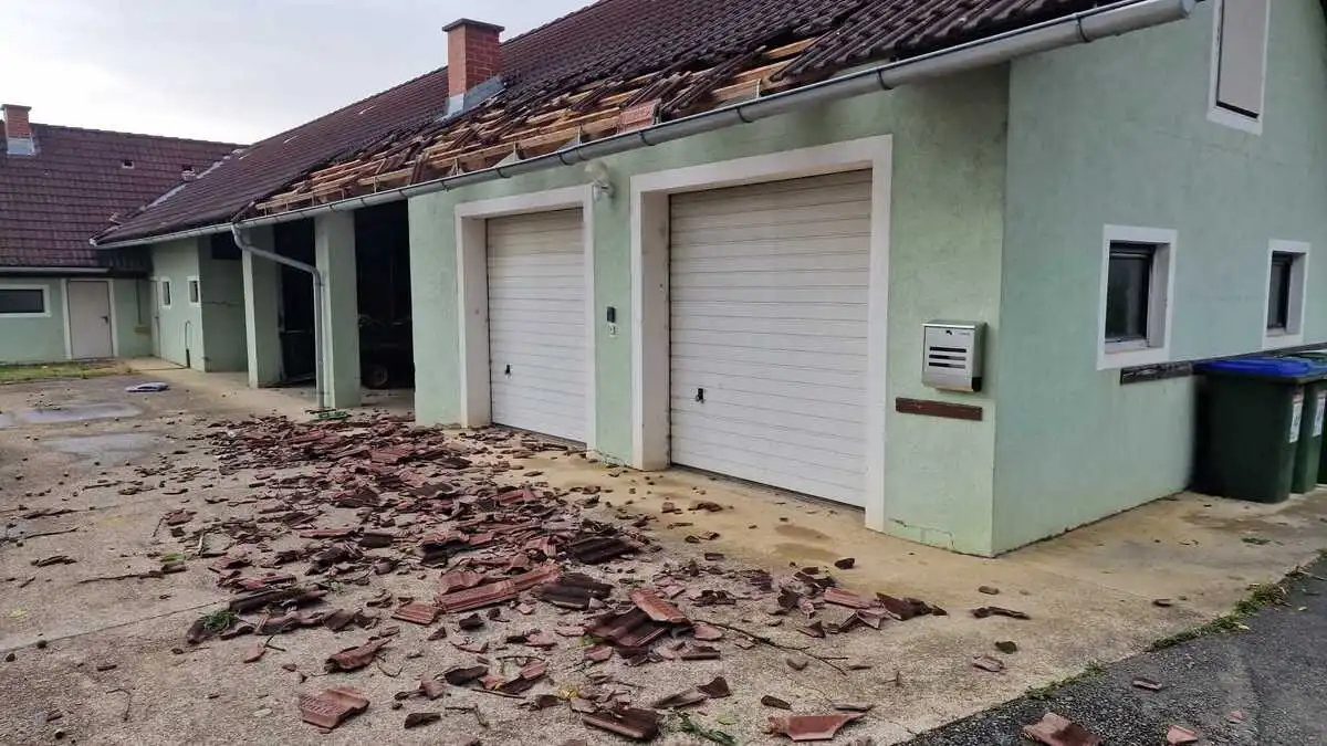 Etliche Dächer wurden abgedeckt und mussten von den Feuerwehren notdürftig abgedichtet werden