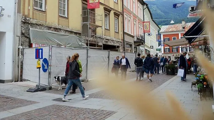 Nach 80 Jahren schloss das Modehaus Ingruber. Stattdessen zieht „Mode Feucht“ ein. Die Arbeiten laufen auf Hochtouren;