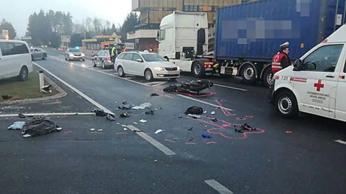 Der Lkw prallte gegen ein Motorrad