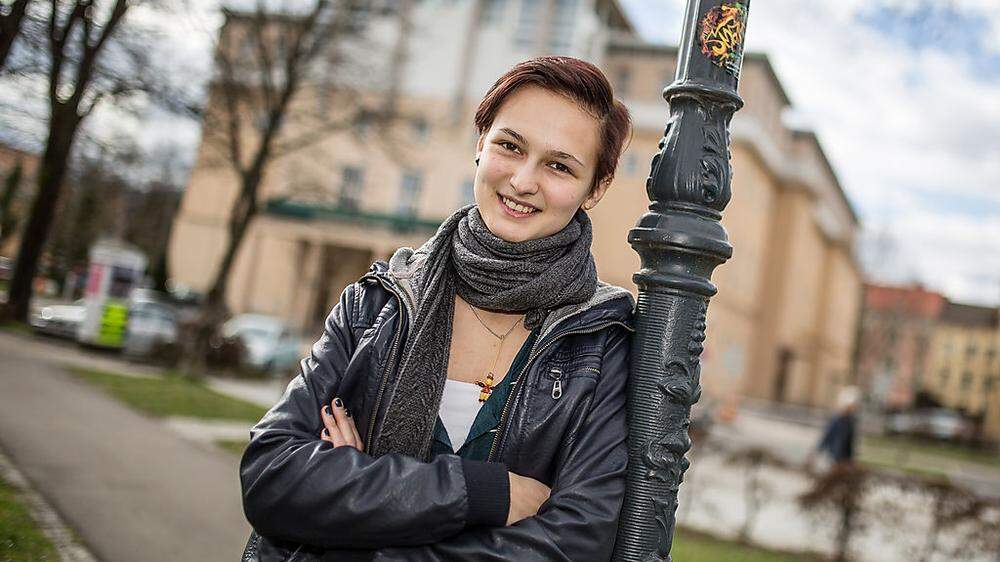 Lisa-Marie Lebitschnig (16) vor dem Konzerthaus Klagenfurt, wo das von ihr organisierte Benefizkonzert am kommenden Freitag über die Bühne geht