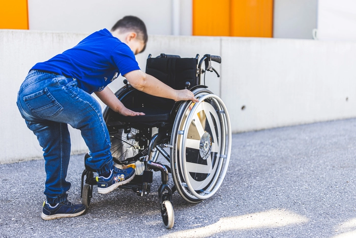 Für längere Strecken braucht der Bub den Rollstuhl