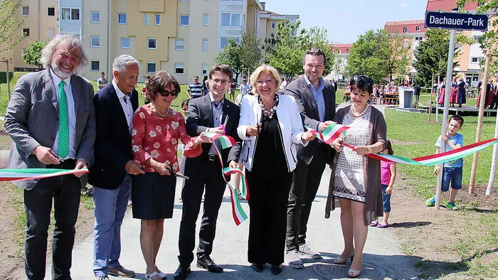 Gemeinsam wurde das Band durchtrennt: Bürgermeisterin Maria-Luise Mathiaschitz und Oberbürgermeister Florian Hartmann (Mitte) mit Stadtrat Frank Frey, Vizebürgermeister Jürgen Pfeiler, Stadträtin Sabine Geißler (Dachau), Stadtrat Wolfgang Germ und Stadträtin Ruth Feistritzer (von links)