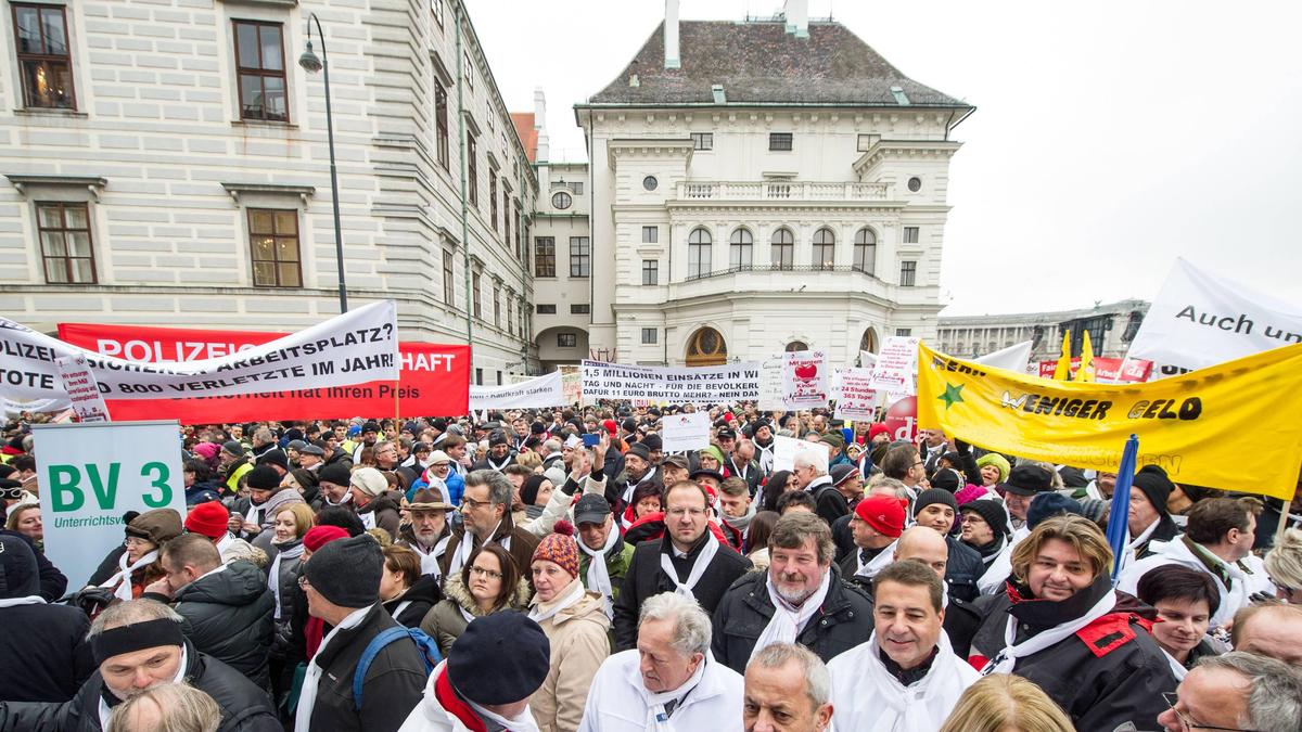 2013 demonstrierten Zehntausende öffentlich Bedienstete