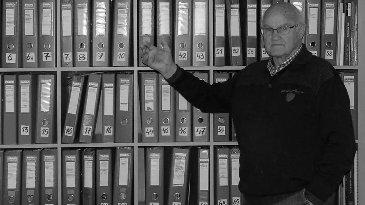 Heribert Thaller vor einem Teil seines riesigen Archives 