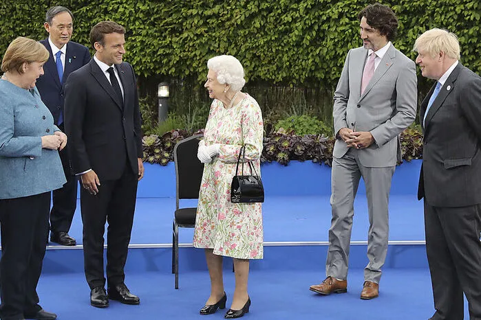 Während die britische Königin mit den Staatenlenkern der führenden westlichen Wirtschaftsmächte für ein etwas steif wirkendes Gruppenfoto mit coronabedingt gebührendem Abstand posierte, fragte die Meisterin des Small Talks: "Soll man jetzt so tun, als würde man sich vergnügen?" US-Präsident Joe Biden und Frankreichs Staatspräsident Emmanuel Macron lachten.