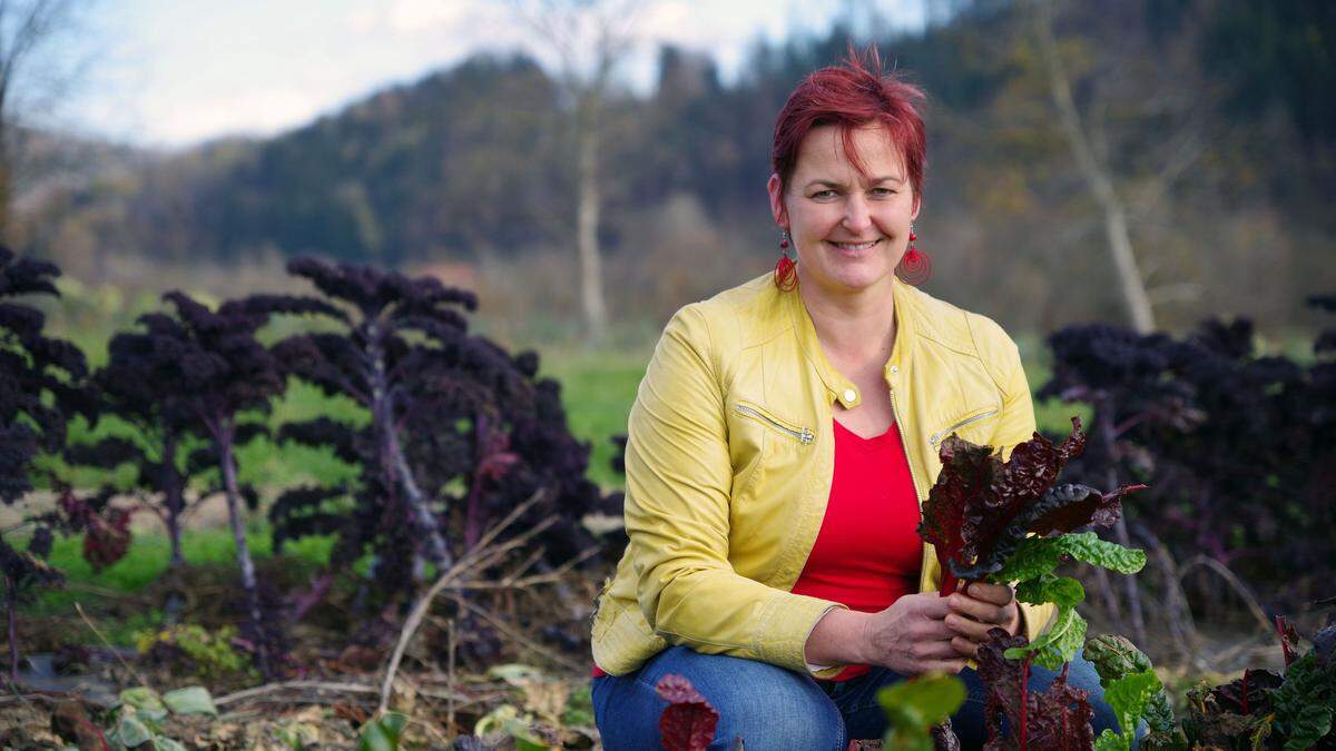 Barbara Lanzer in ihrem Gemüsefeld, das auch jetzt, mitten im November, noch nicht ganz abgeerntet ist