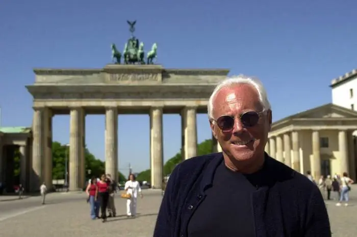Modedesigner Giorgio Armani vor dem Brandenburger Tor in Berlin