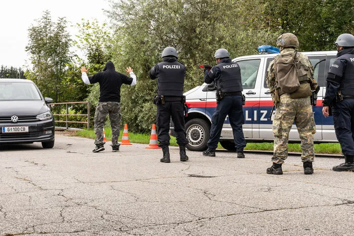 An einem Checkpoint wird eine verdächtige Person festgenommen.