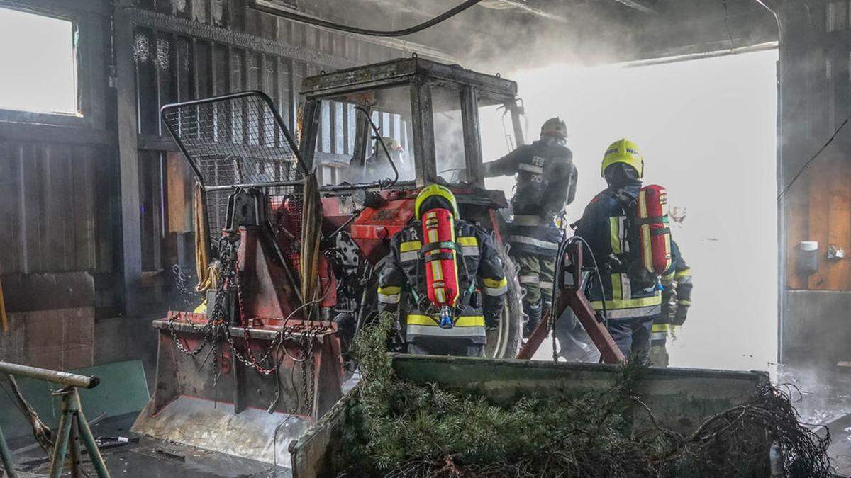 Fahrzeuge und Maschinen in der Halle wurden erheblich beschädigt