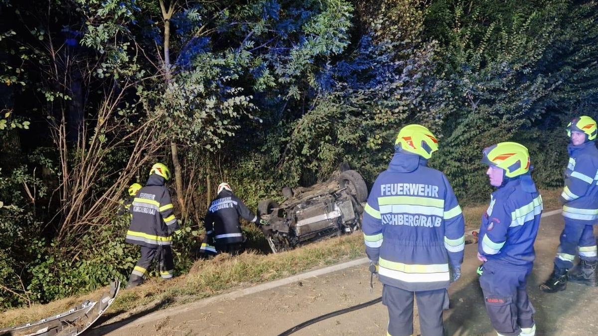 Zeugen und Feuerwehrleute leisteten Erste Hilfe und bargen das Unfallfahrzeug