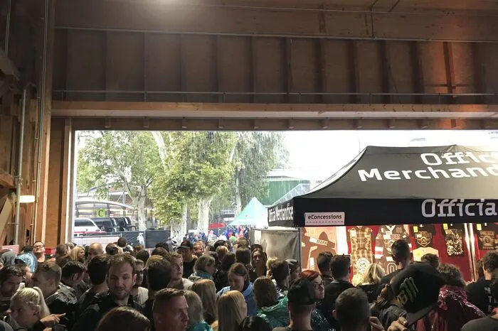 ... und dichtes Gedränge unter dem Dach der Freilufthalle B