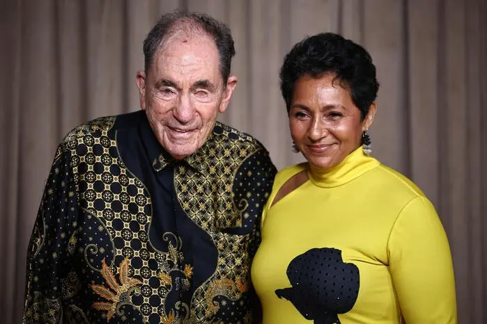 Die Preise - die „Albies“ - sind nach dem Anti-Apartheid-Helden Albie Sachs benannt:
Richter Sachs mit seiner Frau Vanessa.