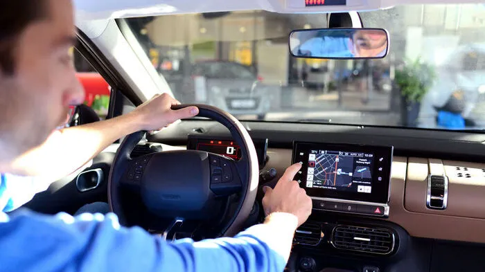 Ein Kärntner kaufte ein Fahrzeug, das technisch alle Stücke spielen soll. Das tut das Auto auch – aber nicht so, wie der Käufer es möchte. Sich von selbst öffnende Fensterscheiben, ein sich selbst abschaltender Massagesitz und Regenwasser, das beim Öffnen des Kofferraums ins Innere des Fahrzeugs rinnt, sind nur ein kleiner Auszug aus einer langen Mängelliste.