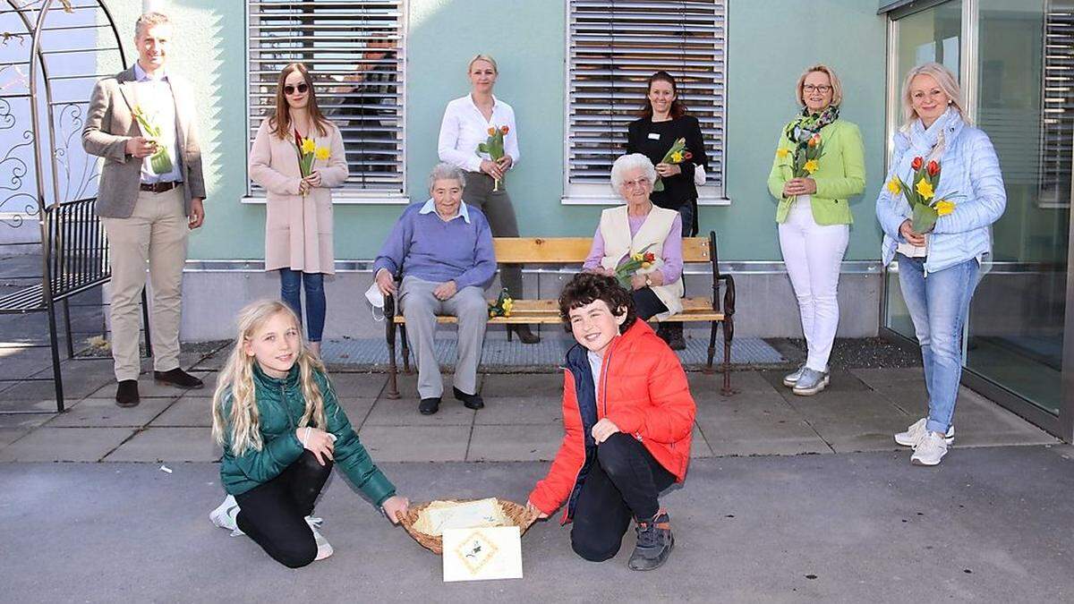 Lisa und Sem, dahinter Gymnasiumleiter Jörg Ladstätter, Deutschprofessorin Christina Brandl, die Bewohnerinnen Maria Dissauer und Eleonore Krammer, Michaela Ladinig, Martina Puster (beide SeneCura), Deutschprofessorin Ulrike Dorn und Gemeinderätin Edith Pirker