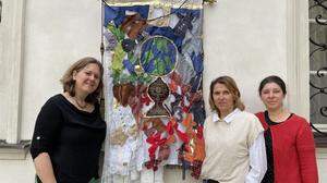 Marlies Prettenthaler-Heckel, Künstlerin Karin Gollowitsch und Daniela Felber (von links)