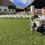 Weidegans-Bäuerin Claudia Faustmann-Kerschbaumer und ihr Mann Phillip auf ihrem Hof in Wenigzell