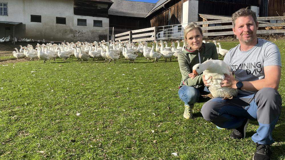 Weidegans-Bäuerin Claudia Faustmann-Kerschbaumer und ihr Mann Phillip auf ihrem Hof in Wenigzell