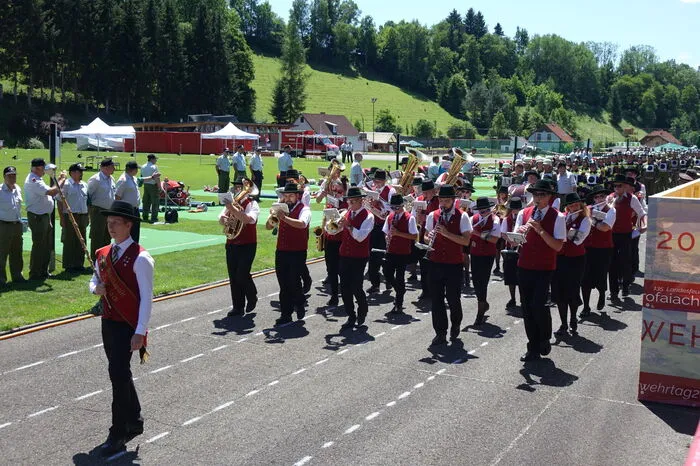 Die Stadtmusikkapelle Trofaiach spielte auf und geleitete die Feuerwehrteams in das Sportstadion Rötz in Trofaich.