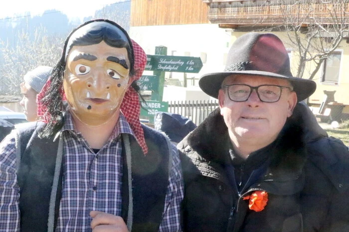 Beim uralten Brauch gesehen wurden unter anderen Bürgermeister Klaus Köchl (rechts), Baumeister Franz Sallinger, Bildungswerk-Bezirksobmann Karl Huber sowie LJ-Obmann Hugo Kogler und LJ-Leiterin Tabea Pacher. 