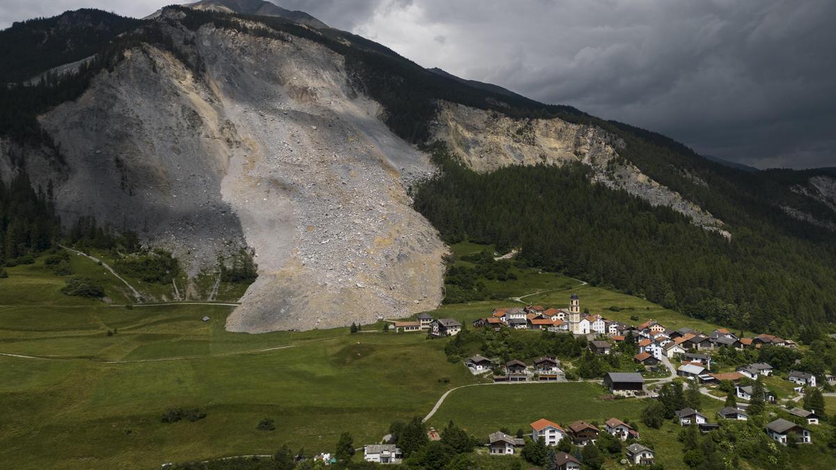 In Brienz/Brinzauls droht ein Erd-Rutsch. Das Dorf muss aus Sicherheits-Gründen evakuiert werden.