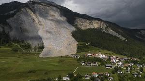 In Brienz/Brinzauls droht ein Erd-Rutsch. Das Dorf muss aus Sicherheits-Gründen evakuiert werden.