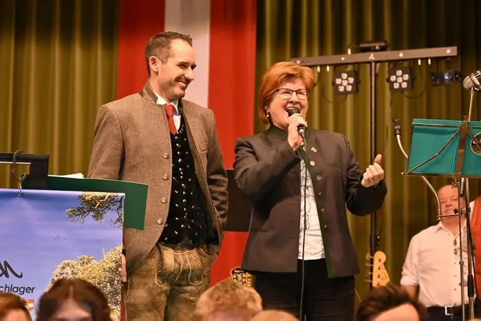 Nach der Ansprache von Bürgermeisterin Gabriele Dörflinger wurde der Ball mit alles Walzer eröffnet.