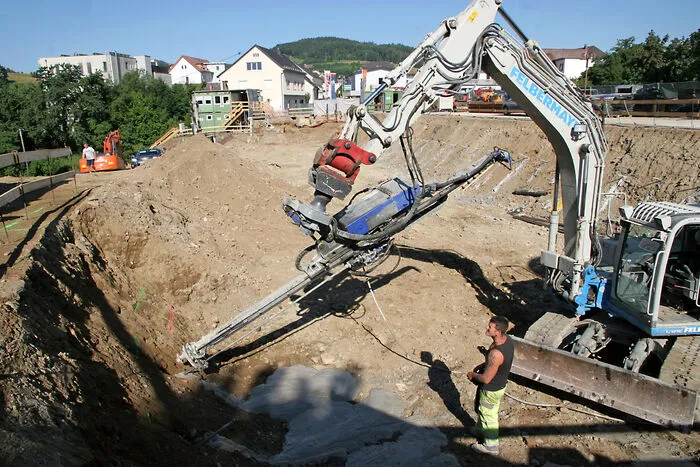 Am Abhang wird das Gelände stabilisert.
