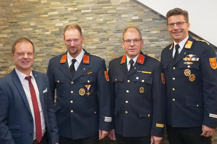 von links: Stadtrat Christian Stückler, Kommandant Michael Kainz, Kommandant-Stellvertreter Josef Hauser und Kommandant des Mittleren Abschnitts Christoph Gerak