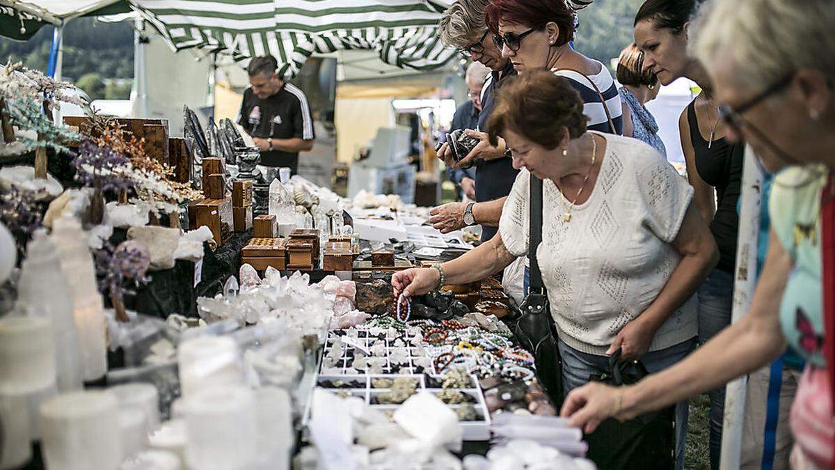 Das traditionelle Handwerk hat sich einen Stammplatz zwischen T-Shirts, Socken, Balsamen gesichert