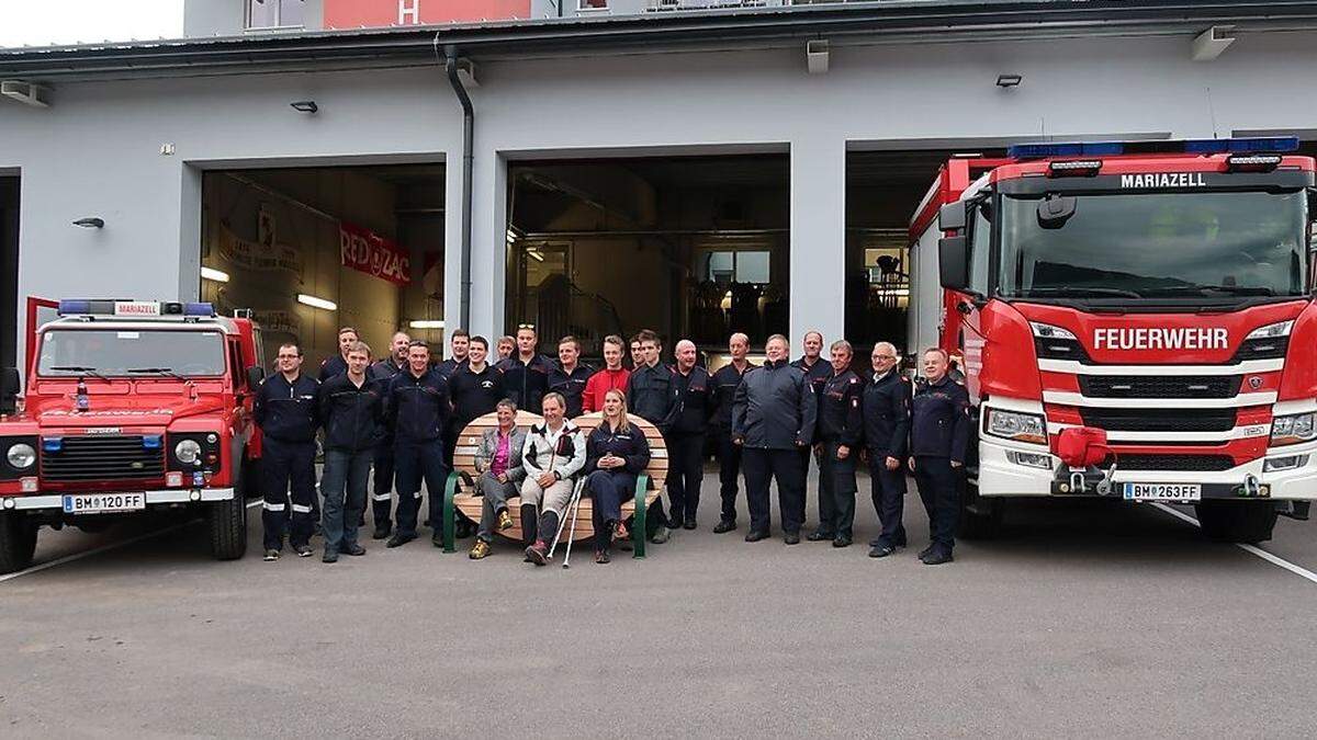 Die FF Mariazell ist stolz auf das neue Fahrzeug (rechts)