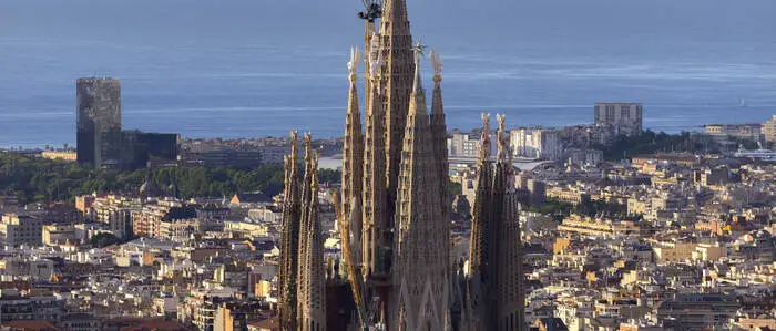 Die Morgensonne geht über Barcelona auf und beleuchtet die Sagrada Família, das Wahrzeichen der katalanischen Metropole 