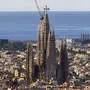 Die Morgensonne geht über Barcelona auf und beleuchtet die Sagrada Família, das Wahrzeichen der katalanischen Metropole 