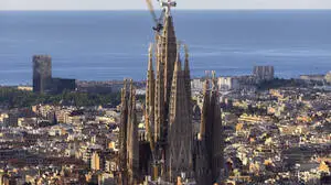 Die Morgensonne geht über Barcelona auf und beleuchtet die Sagrada Família, das Wahrzeichen der katalanischen Metropole 