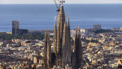 Die Morgensonne geht über Barcelona auf und beleuchtet die Sagrada Família, das Wahrzeichen der katalanischen Metropole 