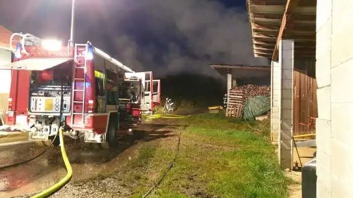 Mit 32 Mann und mehreren Einsatzfahrzeugen rückten die Feuerwehren St. Nikolai/S. und Heimschuh am Dienstag aus, um einen Traktorbrand zu löschen.