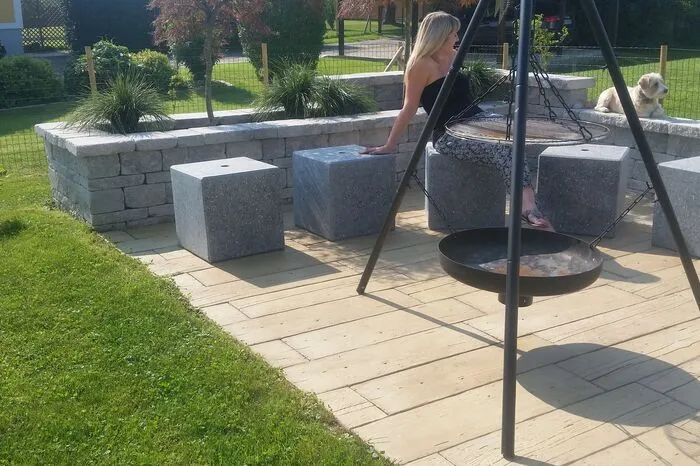 Feuerstellen mit Betonblöcken als Sitzmöglichkeit liegen derzeit besonders im Trend