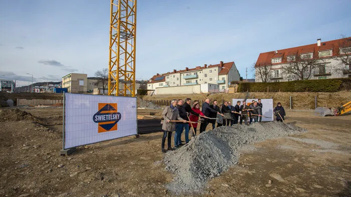 Den Spatenstich in der Baugrube des Stadtparkquartiers Weiz zelebrierten am Donnerstag Projektentwickler Rupert Heuberger-Vögl, -verantwortliche und Stadtpolitik.