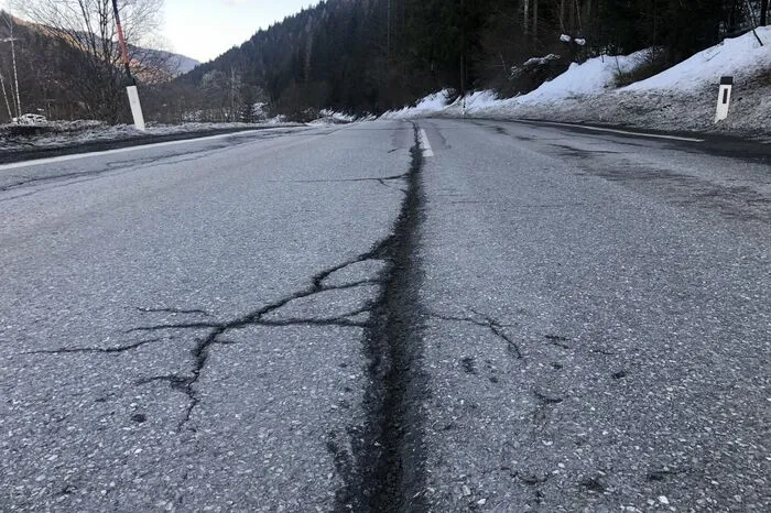 Grund sind teils grobe Schäden am Belag.