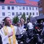 In Bärnbach segnete Pfarrer Winfried Lembacher am 1. Mai 300 Motorräder und ihre Fahrer