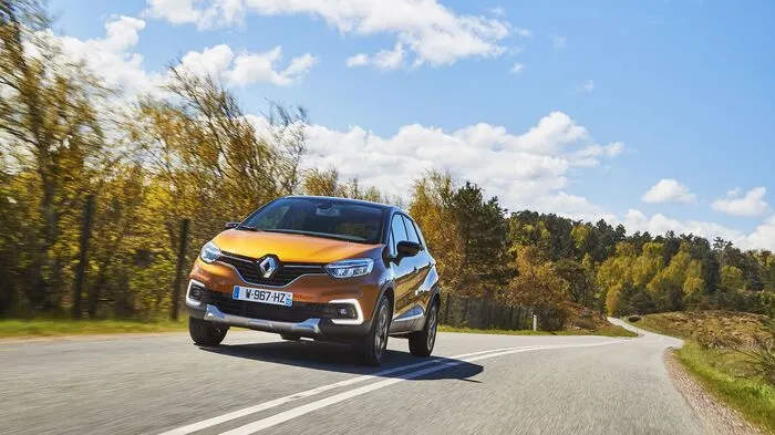 Im Jahre 2012 war der Renault Captur eines der ersten Mini-SUV, das bewusst auf Allradantrieb verzichtete. Und was manch einer seinerzeit heftig kritisierte, war im Nachhinein ein schlauer Schachzug. Denn die Vorzüge dieser Klasse blieben erhalten, der Wagen wurde aber leichter, sparsamer, ja und auch günstiger.